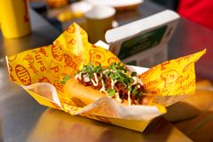 Pups Chorizo con Carne: topcut-sämpylä, nakki, mausteinen chorizo-jauhelihakastike, sipuli, korianteri, nachomuru.