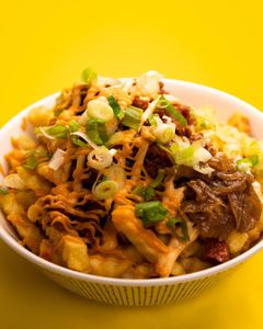 Topped fries -ranskanperuna-annokseen kuuluu mausteinen chorizo-jauhelihakastike, karamellisoitu sipuli ja Pups-kastike.