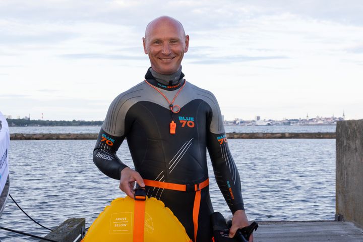 Sipoolainen Patrik Kvikant aloitti uintinsa Tallinnan Piritan rannasta varhain sunnuntaina 23. heinäkuuta. Varusteinaan hänellä on märkäpuku, huppu, uimahanskat, snorkkeli ja uimarinpoiju. Helsingin Eiranrantaan hän on suunnitelmien mukaan saapumassa tänään tiistaina kello 20 aikoihin. Tänään vietetään kansainvälistä Maailman hukkumisten ehkäisyn päivää ja Kvikant kerää uinnillaan varoja uimakoulutukseen Suomessa. Kuva: Julius Jansson