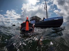 Patrik Kvikantin turvaveneenä ja lepopaikkana on toiminut Ark Projectin troolari ja RIB-vene. Kuva: Julius Jansson
