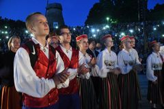 Vapaan kansan laulu (Vaba Rahva Laul) -juhlat pidetään joka vuosi eri paikoissa uudelleenitsenäistymisen päivän kunniaksi.