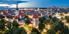 Nigulisten kirkon tornista avautuu upea maisema yli Tallinnan vanhan kaupungin kattojen.