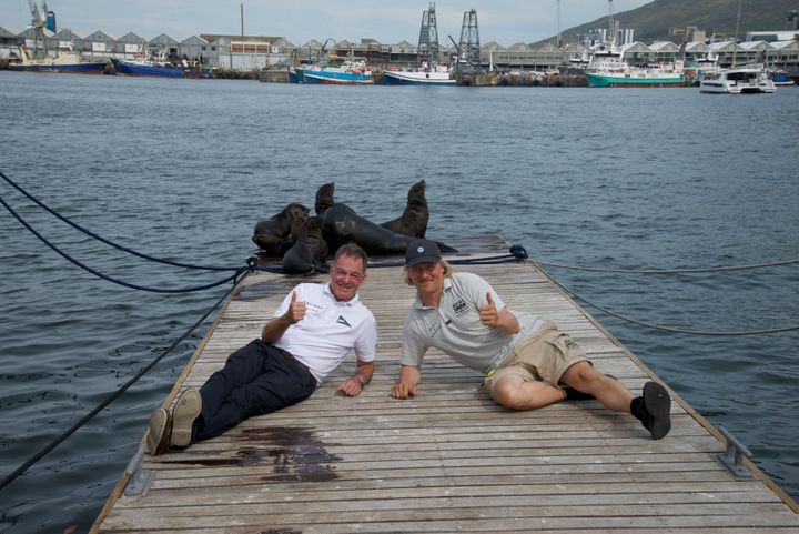 Suomalaiset merileijonat Tapio Lehtinen ja Jussi Paavoseppä Kapkaupungin satamalaiturilla. Lehtisen kipparoima Galiana WithSecure ja Paavosepän Spirit of Helsinki starttaavat sunnuntaina Ocean Globe Race -kilpailun toisen etapin kohti Uuden-Seelannin Aucklandia. Kuva: Pia Grönblom, Galiana WithSecure