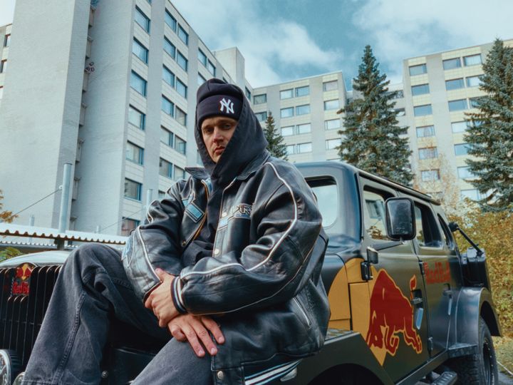 "Siistiä, että päästään viemään suomalaista freestylea ja MC-kulttuuria eteenpäin. Odotan innolla uusien kykyjen esiintuloa", kertoo Red Bull Sana Sanasta -battlen osallistumishaasteen esittänyt Gettomasa, joka tuomaroi rapin kuningaslajin kilpailua Helsingin Kaapelitehtaalla lauantaina 2.12. kl 19.00 alkaen. Kuva: Red Bull Content Pool