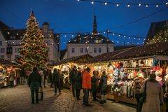Tallinnan Raatihuoneentorin perinteisillä joulumarkkinoilla voi virittäytyä joulutunnelmaan ja nauttia hyvästä joulumielestä.