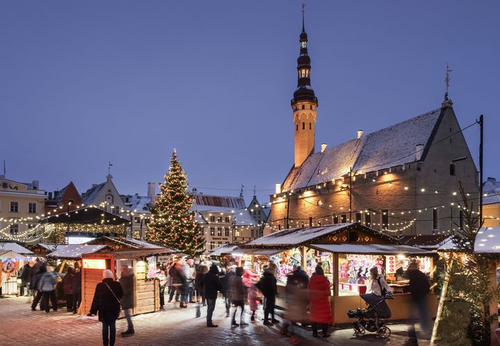 Joulumieltä nostattavat, tunnelmalliset joulutorit kuuluvat olennaisena osana joulutunnelmaan virittäytymiseen. Tallinnan joulutori on yksi maailman vanhimmista ja tunnetuimmista joulutoreista. Toreilta löytyy ostosten lisäksi kuumaa glögiä ja erilaisia herkkuja sekä joulumieltä herättelevää ohjelmaa.