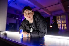 Hazardista Suomen ensimmäinen Red Bull Sana Sanasta -rap-mestari. Kuva: Red Bull Content Pool / Jussi Ratilainen