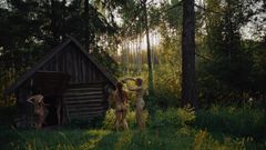 "Meille luonnollinen sauna ja siihen kuuluvan alastomuus herättävät tunteita eri kulttuureissa. Monissa maailman paikoissa emme voi näyttää elokuvaa alastomuuden vuoksi elokuvateattereissa lainkaan ja joissain päin alastomille kehoille fotoshopataan vaatteet ennen elokuvan levittämistä", kertoo ohjaaja Anna Hints. Kuva: Eneli Rohtla, Alexandrafilms