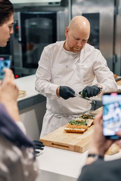 Vaasanille reseptiikkaa kehittänyt huippukokki Mikko Kaukosen mukaan herkullisen sandwichin kaavaan kuuluvat oikeanlainen leipä, jonka väliin lisätään kastikkeet ja juusto tuomaan makua ja täyteläisyyttä, kasviksia tuomaan raikkautta ja rapeutta, yrttejä aromien antajiksi ja proteiini oman maun mukaan.