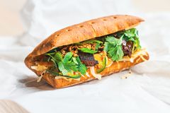 Sub Sandwich toimii alustana monenlaiselle aterialle. Huippukokki Mikko Kaukosen suunnittelemassa vegaanisessa subitäytteessä on paljon raikkaita yrttejä.