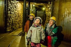 Itä-Virossa sijaitsevan Viron kaivosmuseon syvällä maan uumenissa kulkevissa kaivostunneleissa on rauhallista, vaikka ulkona tuiskuttaa ja tuivertaa.