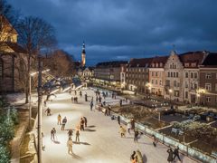 Tallinnan vanhankaupungin luistelukenttä eli Vanalinna uisupark Nigulisten museon kupeessa tarjoaa mahdollisuuden tutkailla vanhan kaupungin historiallisia rakennuksia uudesta perspektiivistä.