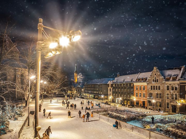 Talvinen Viro tarjoaa mahdollisuuden nauttia uudenlaisista elämyksistä ja aktiviteeteista. Myös tutut paikat voi kokea aivan uudesta perspektiivistä. Miltä kuulostaisi tutkailla Tallinnan vanhan kaupungin kauniita rakennuksia luistelukentän jäällä lipuen?