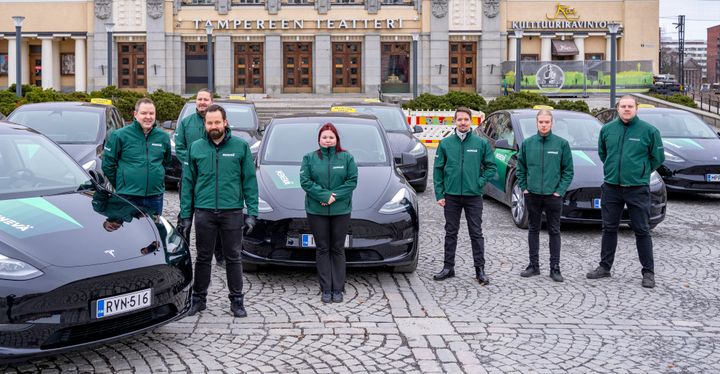 Tampereella Menevä-taksilaivue on helppo tunnistaa mustasta Teslasta ja reippaalla palveluasenteella varustetusta kuljettajasta. Kuvassa vasemmalta kuljettajat Toni Kähkönen ja Mika Rajala, Menevän markkinointijohtaja Arto Peisa, kuljettaja Essi Lindequist, T Taxin toimitusjohtaja Harri Pusa sekä kuljettajat Aapo Rintatalo ja Jon-Erik Rajala. Kuva: Menevä.