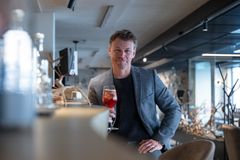Suomalainen Lingoncello teki Ranskan maaseudulla asuvaan Peter Franzéniin vaikutuksen ja sai näyttelijän mukaan alkoholialalle. Kuva: Juuso Syrjä, Mothers Milk Beverages