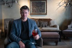 Näyttelijä Peter Franzén kotimaisen juomayhtiön uudeksi osakkaaksi ja kasvattamaan Lingoncellon menestystä. Kuva Juuso Syrjä, Mother's Milk Beverages