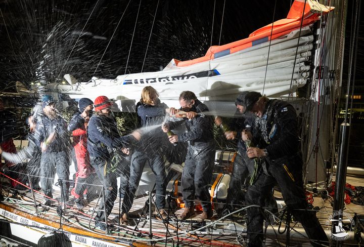 Ocean Globe Race -maailmanympäripurjehduskilpailun loppuosa oli suomalaiselle Galiana WithSecure -venekunnalle erittäin vaikea, mutta runsaan 175 purjehduspäivän jälkeen perille saapui hymyilevä, onnellinen sekä silminnähden kaikkensa antanut joukkue. "Huumori ja yhteishenki on säilynyt mahtavalla tavalla loppuun saakka. Muskettisoturitkin olisivat ylpeitä tästä porukasta, ja niin olen minäkin”, ylisti kippari Tapio Lehtinen maaliviivan ylittänyt nuorta joukkuettaan. Kuva: Petri Porkola