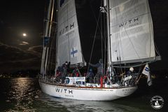 Tapio Lehtisen kipparoima Galiana WithSecure saapui Ocean Globe Race -kisan maaliin Isle of Wightin Cowesiin keskiviikon ja torstain välisenä yönä 25. huhtikuuta 2024. Kuva: Petri Porkola