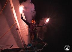 Galiana WithSecuren turvallisuusvastaava ja vahtipäällikkö Mikko Hongell juhlistaa venekunnan saapumista Ocean Globe Race -kisan maaliin Isle of Wightin Cowesiin keskiviikon ja torstain välisenä yönä 25. huhtikuuta 2024. Kuva: Petri Porkola