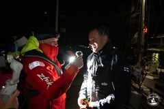 Tapio Lehtinen Ocean Globe Race -kisan järjestäneen Don McIntyren maaliintulohaastattelussa. Kuva: Petri Porkola