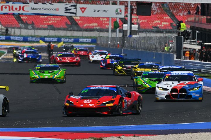 Luka Nurmen hyvät otteet Ferrarin ratissa jatkuvat. Nuori suomalainen nappasi palkintokorokesijoituksen heti toisessa tämän kauden Italian GT3 Sprint -kilpailussaan Italian Misanon radalla. ”Ferrari 296 GT3 on nopea ja ketterä ja kestää hyvin aggressiivista ajotyyliäni. Sen aerodynamiikka on hiottu lähes F1-auton tasolle, downforcea on viidennes enemmän kuin viime kauden autossa. Löysimme minulle sopivat säädöt nopeasti, joten pääsimme sunnuntaina nauttimaan hyvästä kisasta”, iloitsee autolla numero 52 kilpaileva Luka Nurmi.