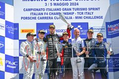 Luka Nurmi (toinen oik.) nousi Misanon radalla Italian GT3-sprinttikilpailussa kolmanneksi ajoparinsa Jasin Feratin kanssa sunnuntaina 5. toukokuuta 2024. Kuva: Fotospeedy/Luka Nurmi Oy