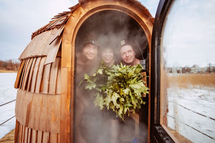 Kaikkien aikojen suurimman suomalaisen saunan päivän (8.6.) tavoitteena on kannustaa kaikki lauteille ja kertomaan siitä myös maailmalle. Saunakansojen yhteisestä tempauksesta syntyy Guinness World Records -ennätys, kun ennätysmäärä ihmisiä kertoo saman tunnin (klo 19-20) aikana olevansa tai olleensa juuri saunomassa. Suomalainen saunasankari Janne Orava (vas.) saunoi Tallinnassa helmikuussa yhden viikonlopun aikana yli sadassa saunassa. Kuva: Visit Estonia