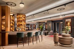 NH Collection Helsinki Grand Hansan pääsisäänkäynnin ikonisten Johannes Haapasalon vuolukiviveistosten ali saavutaan suoraan Hansa Café Bar & Brasserie -baariin, joka tarjoaa kaupunkilaisille ja matkailijoille rennon kohtaamispaikan aamiaisesta yömyssyihin. NH Collection Helsinki Grand Hansa