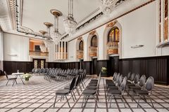 Entisen Seurahuoneen majesteetillinen juhlatila Ballroom luo ikimuistoiset puitteet kokouksille, gaaloille ja muille juhlille.