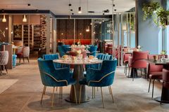 Hansa Café Bar & Brasserie -ravintola keskittyy edeltäjiensä jalanjäljissä ranskalaisen keittiön klassikoihin, joita on maustettu sesongin mukaisilla, paikallisilla raaka-aineilla.