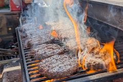 Burger Lovers -ruokafestivaali järjestetään nyt jo neljännen kerran. Nelipäiväiseen ruokatapahtumaan odotetaan jälleen kymmeniä tuhansia kävijöitä nauttimaan Suomen suosituimpien burgeriravintoloiden osaamisesta.