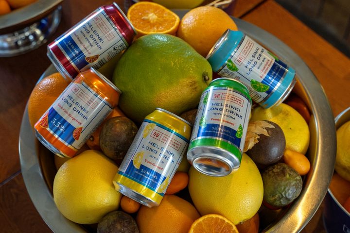 Suomen suosituin premiumlonkero, Helsinki Long Drink, on saatavilla viidessä raikkaassa maussa. Tämän kesän uutuus on Helsinki Long Drink Vodka & Blood Orange, joka sijoittui viidenneksi makulonkeroiden jättitestissä. Testin (IL 20.6.2024) voitti Helsinki Long Drink Vodka & Pomelo ja neljänneksi sijoittui Suomen värillisten lonkeroiden pioneeri, Helsinki Long Drink Gin & Pink Grapefruit -lonkeroklassikko. Kuva: HDCO