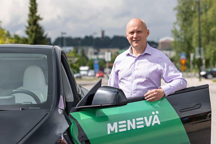Menevä-taksipalvelun yrittäjä ja toimitusjohtaja Tuomo Halminen kertoo uuden palvelun konkretisoivan sähköautojen hyödyt suurelle yleisölle. Teslojen alhaiset käyttökustannukset siirretään asiakkaiden eduksi edullisina hintoina, ja kyytien laadustakaan ei ole tarpeen tinkiä.