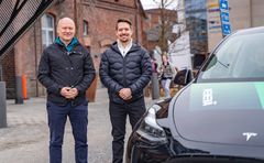 T Taxi Finland ja Menevä lanseerasi huhtikuussa 15 Tesla-taksin laivueen Tampereelle. Palvelu on saanut asiakkailta hyvän vastaanoton ja sitä laajennetaan syksyn aikana. Menevän toimitusjohtaja Tuomo Halminen (vas.) ja T Taxin perustaja Harri Pusa uskovat asiakkaiden hyvän kokemuksen ja luottamuksen rakentuvat ammattitaitoisen ja sitoutuneen henkilökunnan varaan.