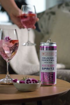 Helsinki Cocktail Rhubarb Spritz on trendikäs Gin Spritz, jossa kohtaavat Helsinki Dry Gin ja lempeän hapokas raparperi. Tinkimättömän laadun ystäville suunnatut Helsinki-cocktailit ovat valmiita nautittavaksi sellaisenaan tai lasista jäiden kanssa.