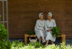 Usva by Terhen Spa tarjoaa ohjattuja saunakokemuksia, kuten Terhenen Bathe like a Finn -saunaterapiarituaalin, joka vie osallistujat syvälle suomalaisen saunakulttuurin ytimeen. Saunaterapia tarkoittaa kehon ja mielen hoitamista löylyn, luonnonyrttien ja niiden tuoksujen sekä ohjattujen hengitys- ja rentoutumisharjoitusten avulla. Kokemusta tehostetaan saunaperinteeseen kuuluvilla kansanlauluilla ja loitsuilla, jotka tuovat saunaan ainutlaatuisen, meditatiivisen tunnelman.