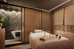 Usva by Terhen Spa ja NH Collection Helsinki Grand Hansa tarjoavat autenttisen mahdollisuuden sukeltaa syvälle suomalaisen saunakulttuurin ytimeen – yhdistäen ikiaikaiset hoitoperinteet ja modernin hyvinvointiajattelun. Hyvinvointikeskus on hotellivieraiden lisäksi avoinna myös kaupunkilaisille ja muille vieraille.