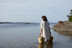 Usva by Terhen Spa tarjoaa ohjattuja saunakokemuksia, kuten Terhenen Bathe like a Finn -saunaterapiarituaalin, joka vie osallistujat syvälle suomalaisen saunakulttuurin ytimeen. Saunaterapia tarkoittaa kehon ja mielen hoitamista löylyn, luonnonyrttien ja niiden tuoksujen sekä ohjattujen hengitys- ja rentoutumisharjoitusten avulla. Kokemusta tehostetaan saunaperinteeseen kuuluvilla kansanlauluilla ja loitsuilla, jotka tuovat saunaan ainutlaatuisen, meditatiivisen tunnelman.