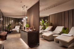 Usva by Terhen Spa ja NH Collection Helsinki Grand Hansa tarjoavat autenttisen mahdollisuuden sukeltaa syvälle suomalaisen saunakulttuurin ytimeen – yhdistäen ikiaikaiset hoitoperinteet ja modernin hyvinvointiajattelun. Hyvinvointikeskus on hotellivieraiden lisäksi avoinna myös kaupunkilaisille ja muille vieraille.
