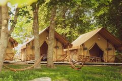 Glamping-teltassa voi yöpyä luksushotellissa tutuissa puitteissa. Esimerkiksi Saarenmaalla sijaitsevan Mia Glampingin teltoissa on ruhtinaallisesti tilaa neljälle hengelle, king size -joustinsänky, kattokruunu ja lattialämmitys.
