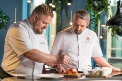 Suomalaisiin makuihin ja ruokaperinteeseen keskittyneen Finnjävelin keittiömestari Mikael von Lüders (vas.)on luonut NH Collection Helsinki Grand Hansan aamiaiselle juhla-annoksen, jonka pääosassa on perinteinen savolainen röpörieska eli ohrarieska. Se täydentää lokakuuhun asti NH Collection Helsinki Grand Hansan Executive Chef Filip Forsbergin (oik.) luomaa runsasta aamiaista.