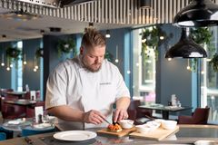 Suomalaisiin makuihin ja ruokaperinteeseen keskittyneen Finnjävelin keittiömestari Mikael von Lüders on luonut NH Collection Helsinki Grand Hansan aamiaiselle juhla-annoksen, jonka pääosassa on perinteinen savolainen röpörieska eli ohrarieska.