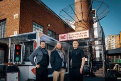 Tislaamo Distillery Bar & Restaurantin ravintolapäällikkö Erno Ahonen (vas.), The Helsinki Distilling Companyn Master Blender Kai Kilpinen ja Grill Roomin ravintoloitsija Joni Laitila Helsingin Tislaamolla.