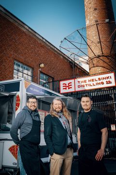 Tislaamo Distillery Bar & Restaurantin ravintolapäällikkö Erno Ahonen (vas.), The Helsinki Distilling Companyn Master Blender Kai Kilpinen ja Grill Roomin ravintoloitsija Joni Laitila Helsingin Tislaamolla.