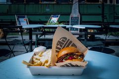 Tupla Cheddar kuuluu Grill Roomin suosituimpiin annoksiin. Helsingin Tislaamolla Grill Roomin burgerien sämpylät tulevat 30 metrin päästä Leipomo Väyryseltä ja liha 100 metrin päästä Roslundilta.