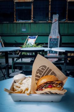 Tupla Cheddar kuuluu Grill Roomin suosituimpiin annoksiin. Helsingin Tislaamolla Grill Roomin burgerien sämpylät tulevat 30 metrin päästä Leipomo Väyryseltä ja liha 100 metrin päästä Roslundilta.