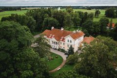 Hillityn tyylikäs uusklassisistinen Vihulan kartano, Mustoja-joen molemmille rannoille levittäytyvä romanttinen puisto kaarisiltoineen sekä alkuperäisten piirustusten mukaan istutettu koristeellinen muotopuutarha sulautuvat eheäksi kartanokokonaisuudeksi.