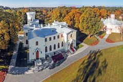Jylhän, kuusimetrisen vesiputouksen äärellä sijaitseva Keila-Joan linna on yksi Viron näyttävimmistä kartanoista. Linna on hiljattain restauroitu varmalla tyylillä ja taidolla Schloss Fall -nimiseksi eksklusiiviseksi boutique-hotelliksi, jossa on majoituksen lisäksi tasokas ravintola ja upeita tapahtumatiloja.