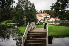 Hillityn tyylikäs uusklassisistinen Vihulan kartano, Mustoja-joen molemmille rannoille levittäytyvä romanttinen puisto kaarisiltoineen sekä alkuperäisten piirustusten mukaan istutettu koristeellinen muotopuutarha sulautuvat eheäksi kartanokokonaisuudeksi.