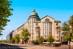 Pala Espanjaa -tapahtuman lisäksi terassilla on luvassa paljon viihdyttävää ohjelmaa: torstaisin Finnish Flavours Club kutsuu suomen kesän makujen äärelle ja viikonloppuisin tunnelmaa luo DJ. Terassilla on pöytiin tarjoilu ja sinne otetaan myös pöytävarauksia ruokailijoille.